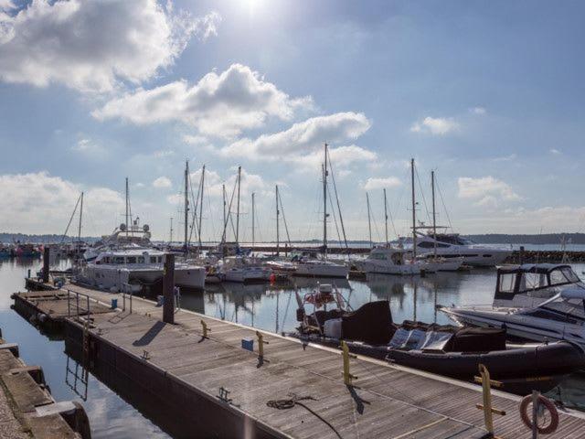 Crow'S Nest Vila Poole Exterior foto